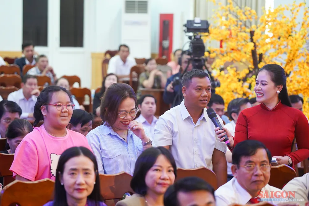 Cha mẹ hạ sĩ Phan Văn Thanh chúc tết con trai và cán bộ, chiến sĩ, người dân đang công tác, sinh sống tại đảo Đá Tây-Ảnh HIẾU GIANG.jpg