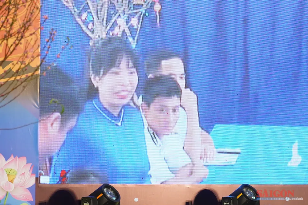 Chị Lê Thị Kim Thi, công dân tình nguyện ra đảo Sinh Tồn chia sẻ với điểm cầu phường Nha Trang về cuộc sống trên đảo-Ảnh HIẾU GIANG.jpg