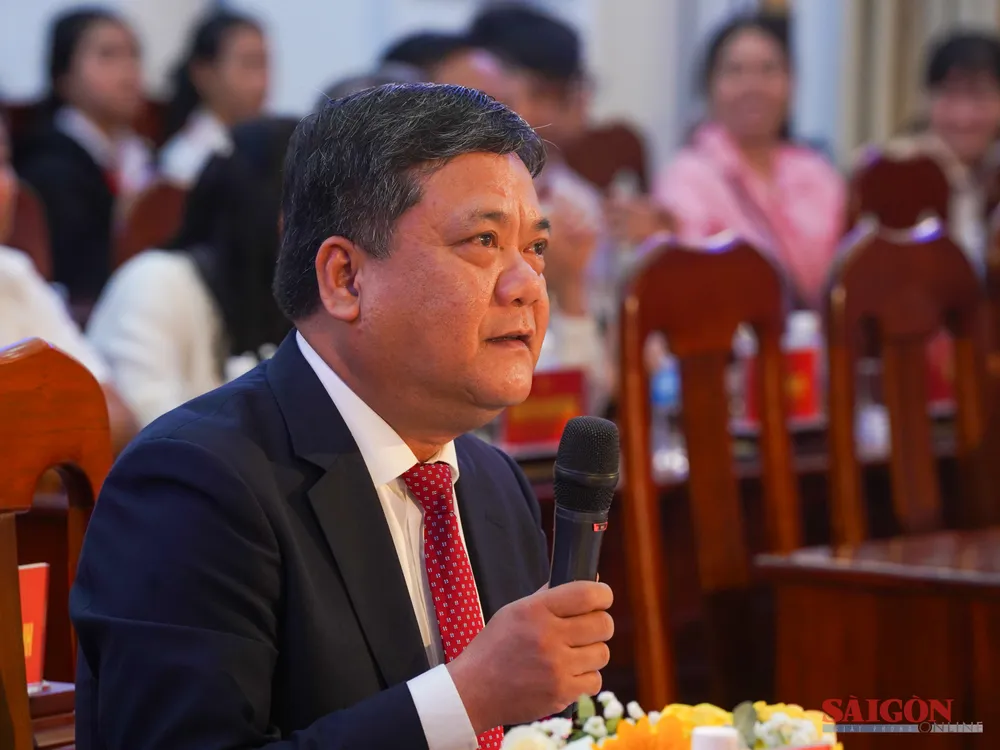 Chủ tịch UBND tỉnh Trần Phong trao đổi với quân và dân điểm cầu đảo Đá Tây.jpg