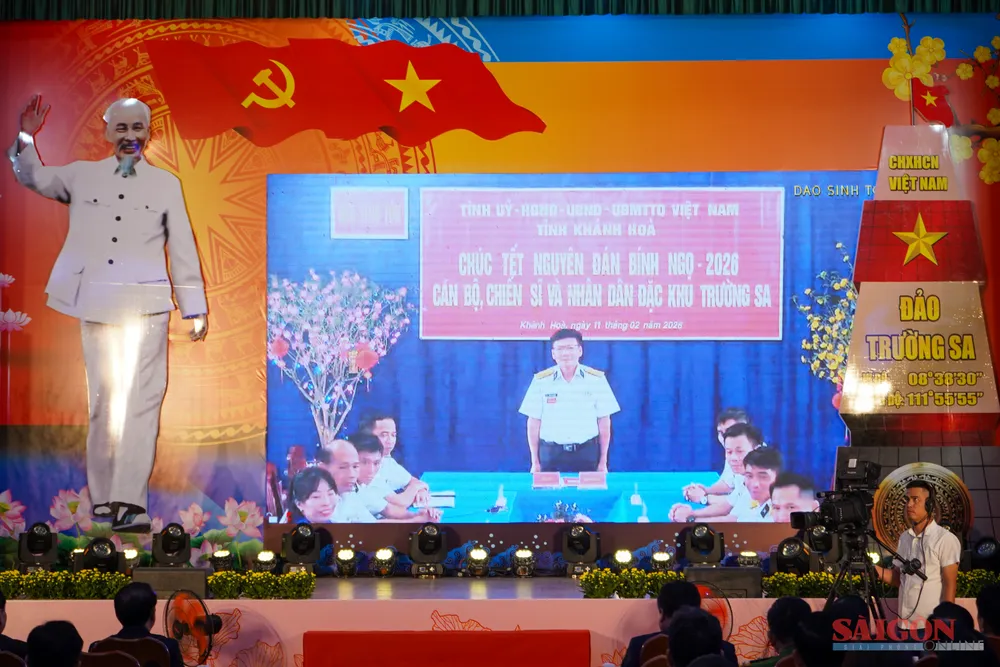 Trung tá Nguyễn Huy Tưởng, Chỉ huy trưởng đảo Sinh Tồn công tác chuẩn bị đón Tết cổ truyền của quân và dân trên đảo-Ảnh HIẾU GIANG.jpg