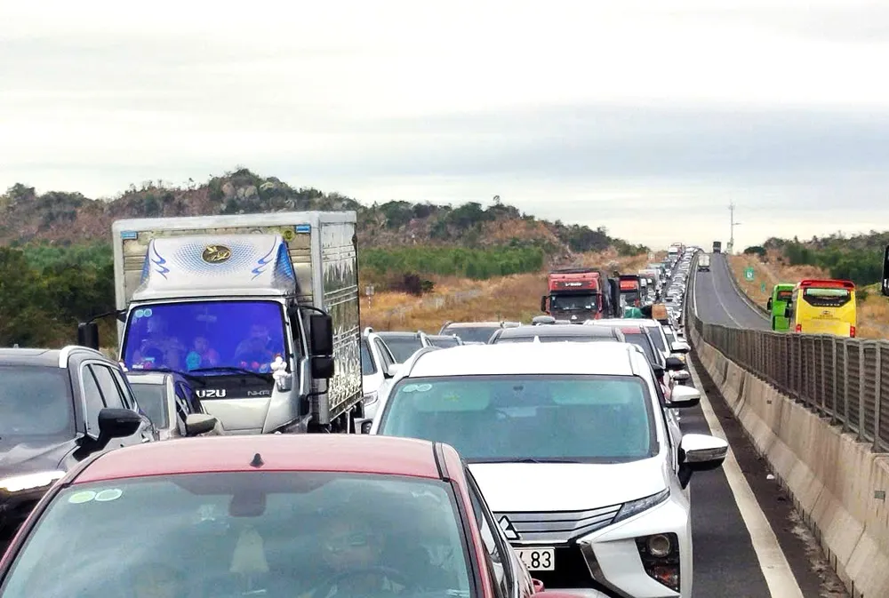 Hàng trăm phương tiện nối đuôi nhau di chuyển chậm trên đường cao tốc Vĩnh Hảo - Phan Thiết (hướng Nam - Bắc)