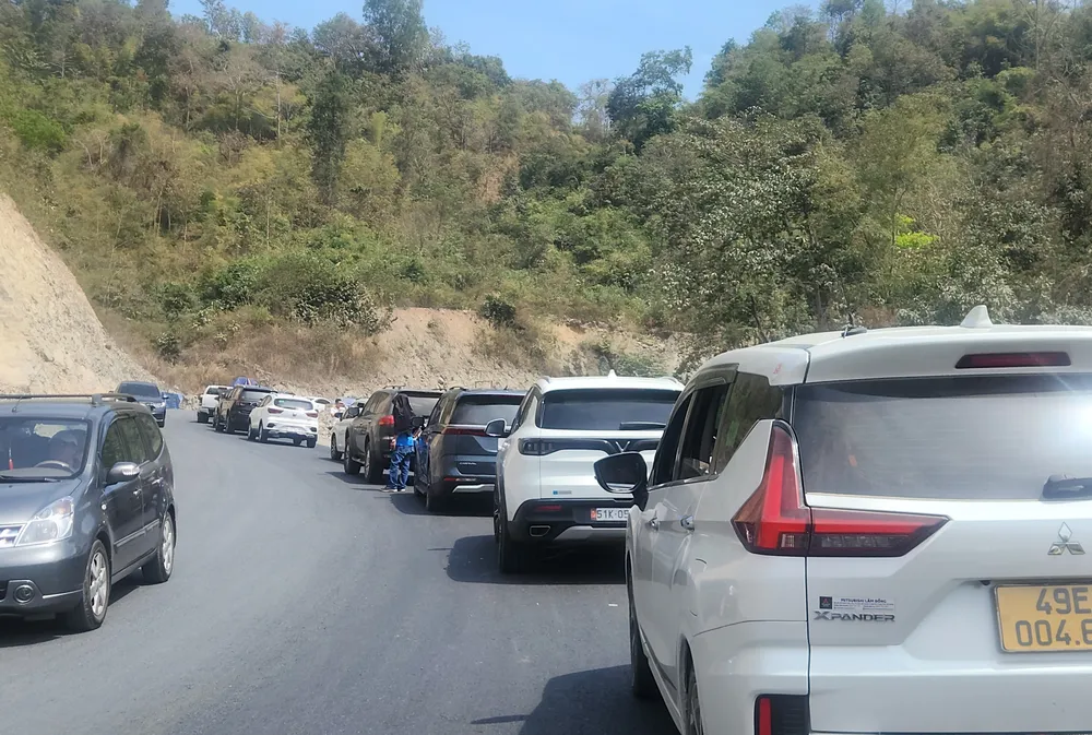 Hàng trăm phương tiện qua quốc lộ 28B