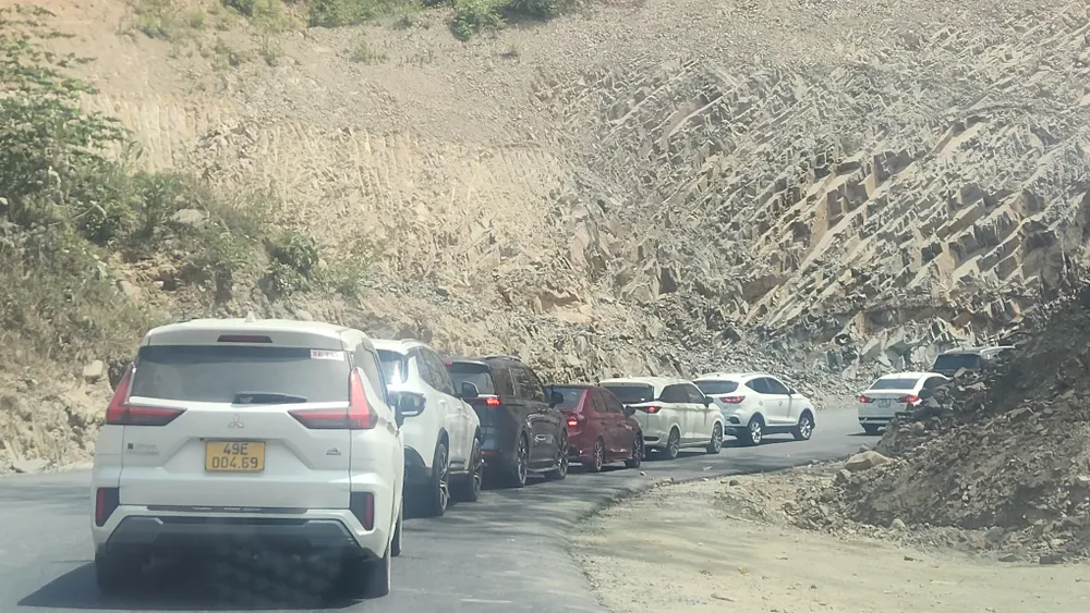 Dòng xe nối đuôi nhau di chuyển chậm trên quốc lộ 28B