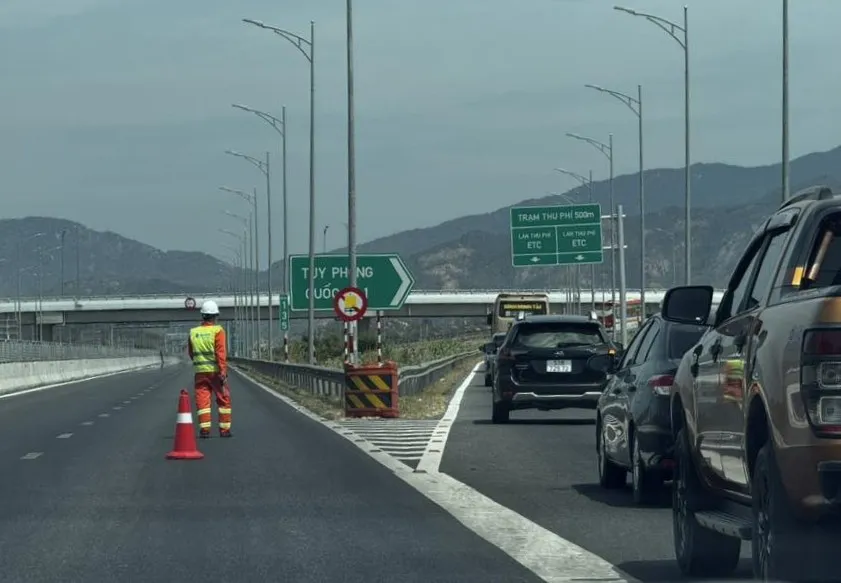 Lực lượng chức năng tạm đóng các nút giao trên đường cao tốc Vĩnh Hảo - Phan Thiết, điều tiết phương tiện ra quốc lộ 1