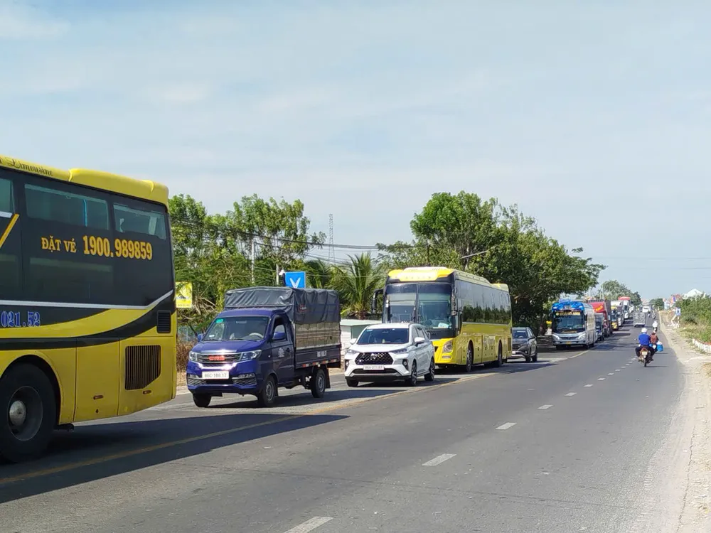 Phương tiện di chuyển khỏi các nút giao trên đường cao tốc Vĩnh Hảo - Phan Thiết ra quốc lộ 1