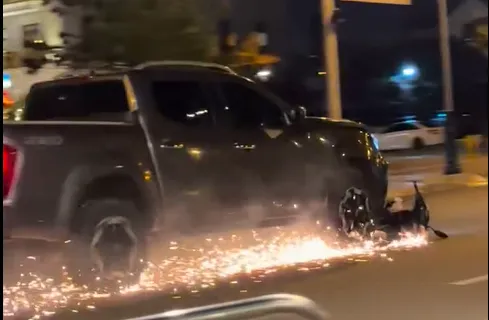 Xe ô tô kéo lê xe máy tóe lửa trên đường