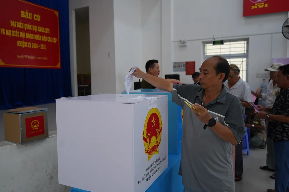 Cử tri phường Nam Nha Trang tham gia bỏ phiếu tại Khu vực bỏ phiếu số 30-Ảnh HIẾU GIANG.JPG