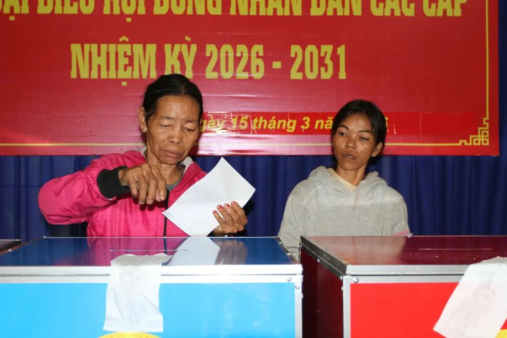 Cử tri xã miền núi Khánh Vĩnh tham gia bỏ phiếu. Ảnh-HIẾU GIANG.jpg