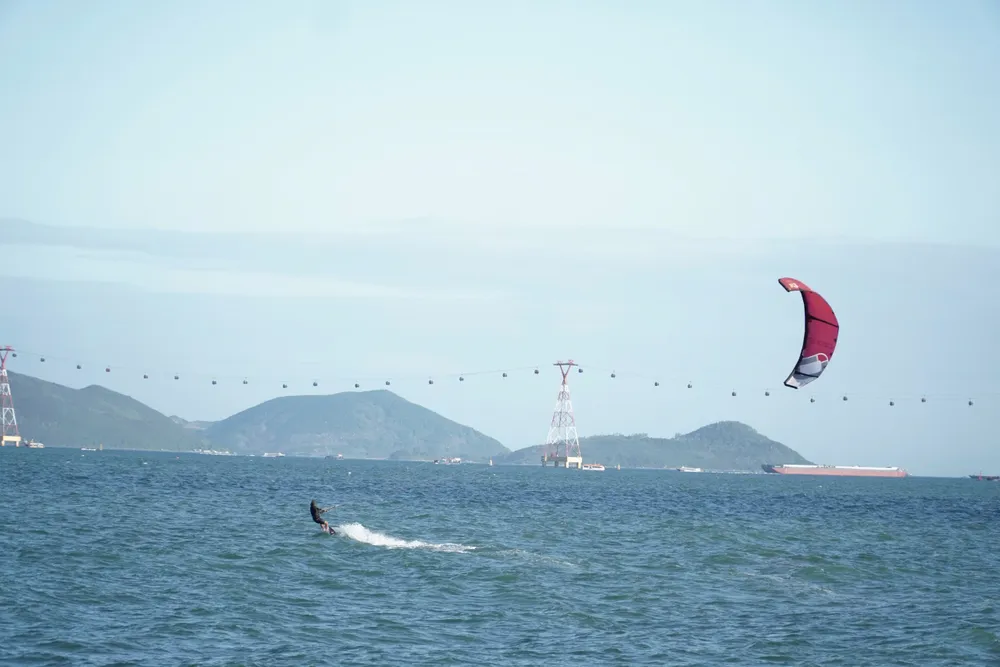 Du khách lướt ván diều trên biển Nha Trang.jpg