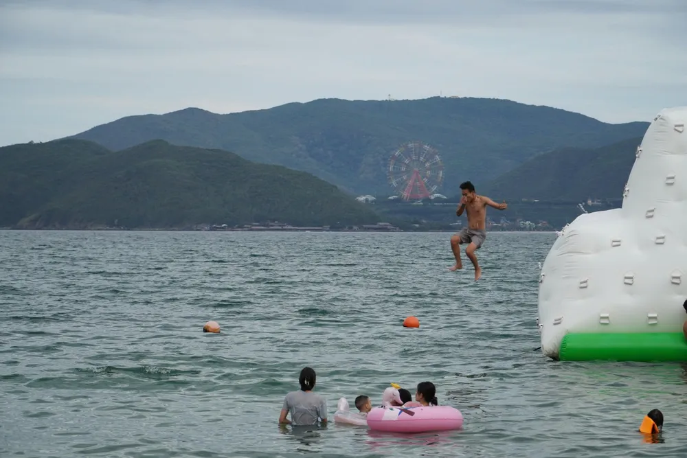 Du khách vui chơi tại biển Nha Trang.jpg
