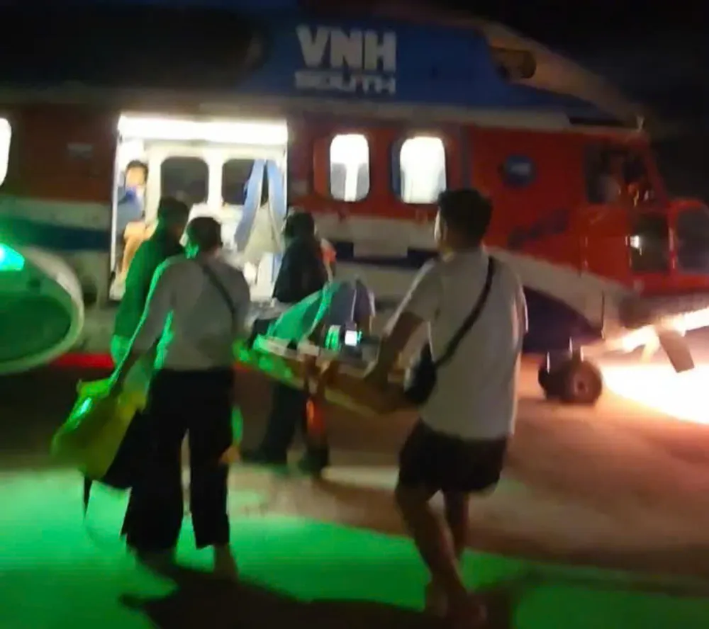 Trực thăng đưa bệnh nhân từ đảo Phú Quý vào đất liền cấp cứu