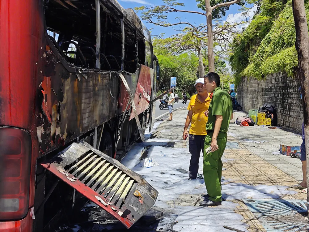 Xe khách chở hơn 40 người bị cháy trên đường ven biển Nha Trang