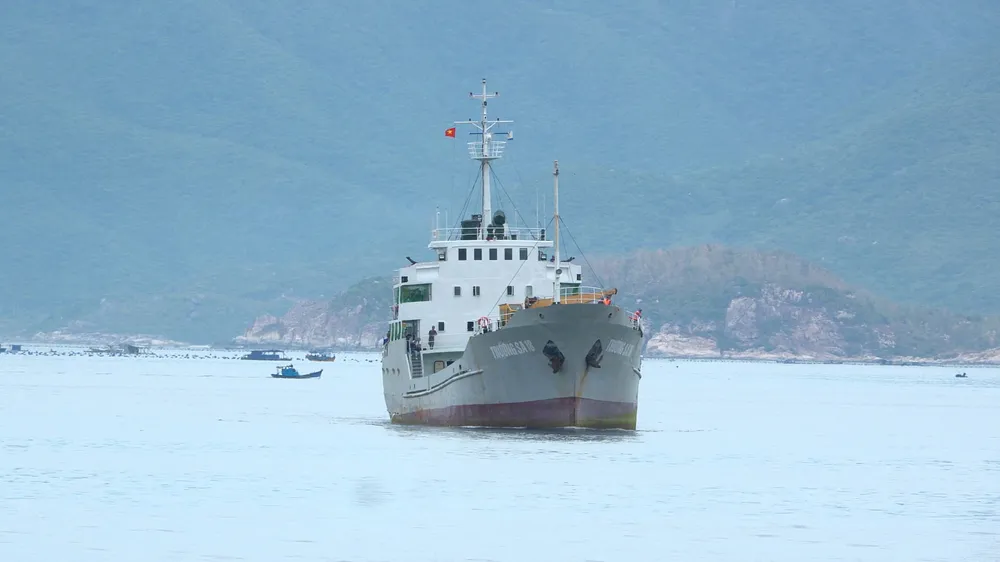 Tàu Trường Sa 18 chuẩn bị cập Cảng Quốc tế Cam Ranh.jpg