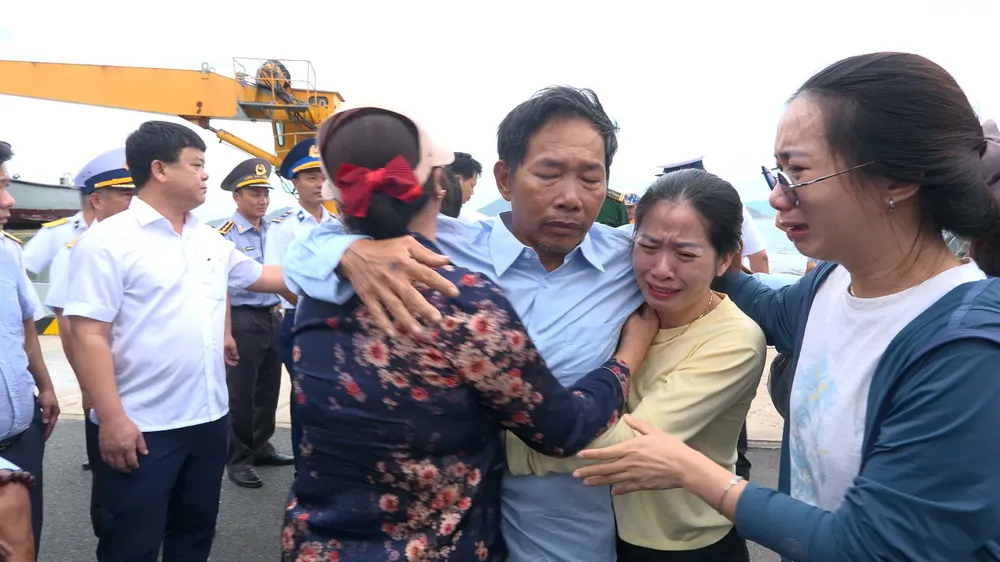 Thân nhân xúc động gặp lại ngư dân sau những ngày gặp nạn trên biển..jpg