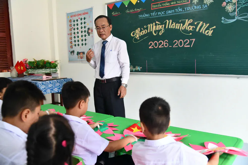 Thầy giáo Phan Quang Tuấn, Trường Tiểu học Sinh Tồn gặp gỡ các em học sinh sau khi khai giảng.jpg