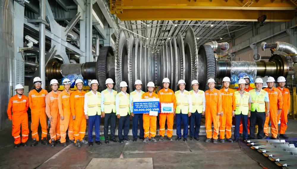 Lãnh đạo EVNGENCO3 trao quà động viên người lao động Công ty Nhiệt điện Vĩnh Tân và Công ty EPS.jpg