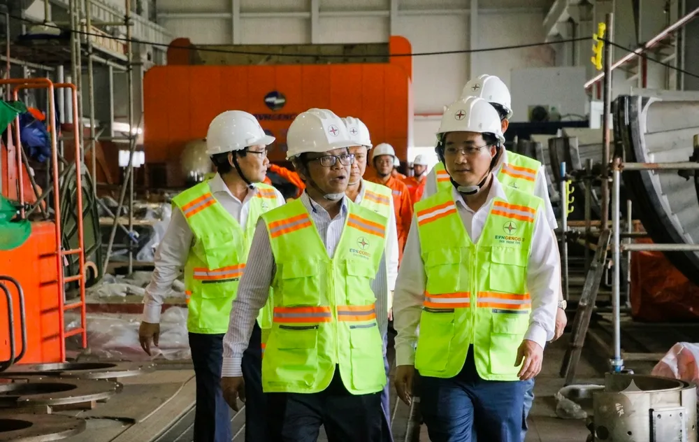 Ông Lê Văn Danh, Tổng Giám đốc EVNGENCO3 kiểm tra công trường đại tu tổ máy S1 - Nhà máy điện Vĩnh Tân 2.png