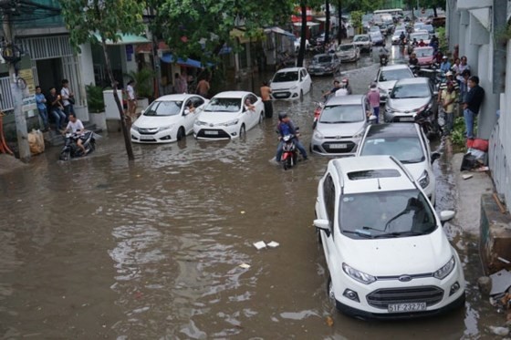 HCMC might install smart pumps to cope with street flooding ảnh 3