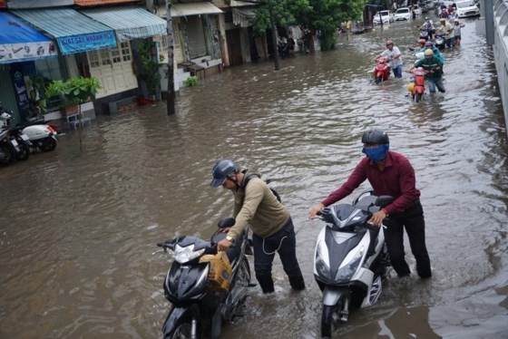 HCMC might install smart pumps to cope with street flooding ảnh 1
