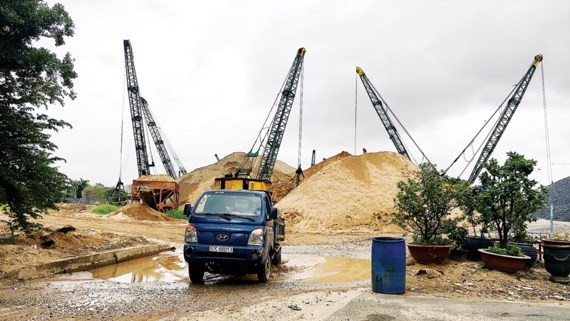 Prices of sand for construction reduce in HCMC ảnh 1