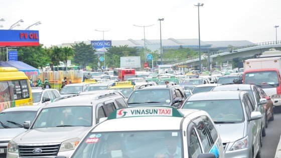 Badly traffic jam in streets leading to Tan Son Nhat Airport ảnh 2