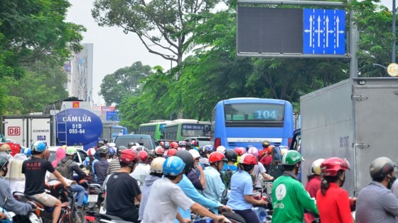 Badly traffic jam in streets leading to Tan Son Nhat Airport ảnh 4