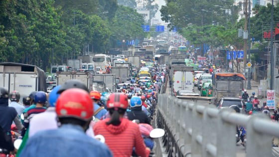 Badly traffic jam in streets leading to Tan Son Nhat Airport ảnh 5