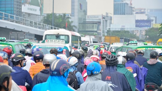 Badly traffic jam in streets leading to Tan Son Nhat Airport ảnh 13