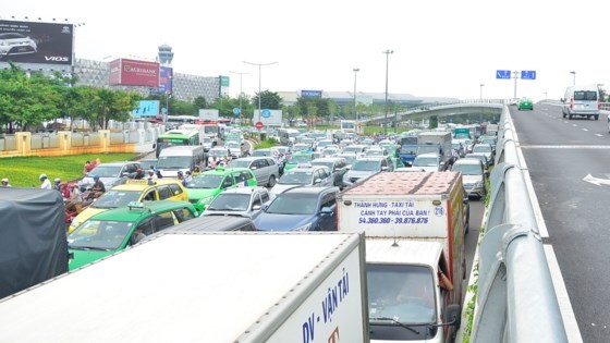 Badly traffic jam in streets leading to Tan Son Nhat Airport ảnh 7