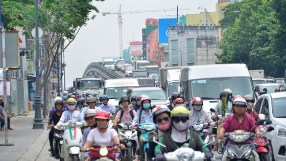 Badly traffic jam in streets leading to Tan Son Nhat Airport ảnh 11