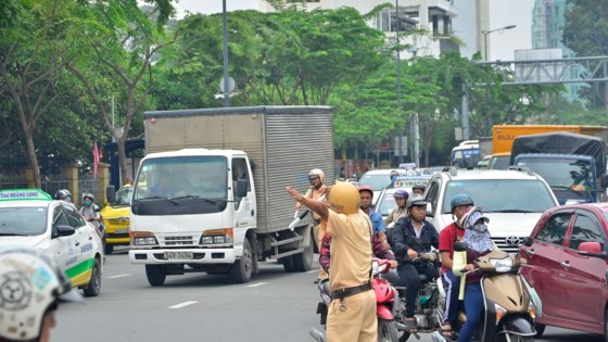 Badly traffic jam in streets leading to Tan Son Nhat Airport ảnh 1