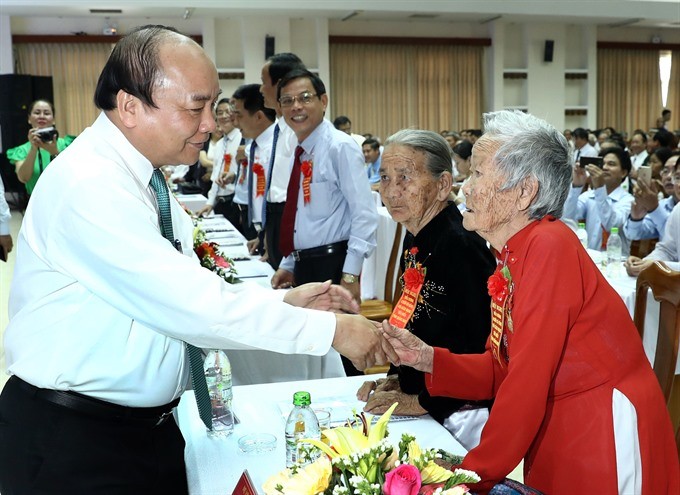 Prime Minister Nguyen Xuan Phuc greets a Heroic Mother in Quảng Nam Province. (Photo: VNA/VNS