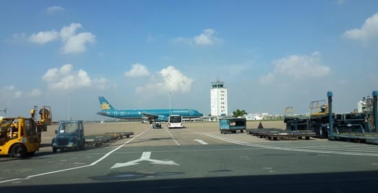 Ministry of Transport leaders require to hire international consultants to broaden Tan Son Nhat Airport (Photo: SGGP)
