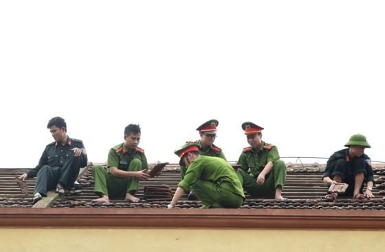 Prime Minister visits typhoon hit north central provinces ảnh 2