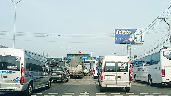 Drivers continue fierce opposition to newly re-opened BOT tollbooth ảnh 1