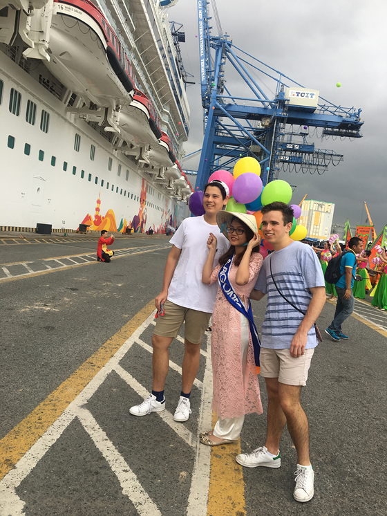 Luxury cruise ship docks at Tan Cang-Cai Mep seaport ảnh 1