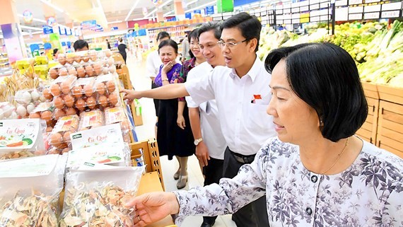 HCMC People’s Council delegation inspects Tet goods preparation at Saigon Co.op on December 18