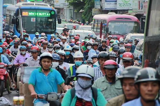 Streets to coach stations crowded with holidaymakers on year- end days ảnh 2