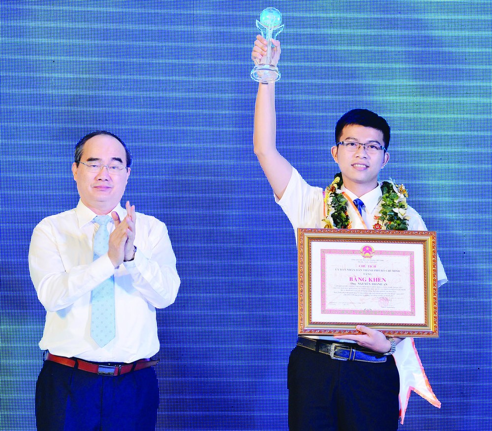 HCMC Party Chief Nguyen Thien Nhan congratulates young citizen Nguyen Thanh An at a ceremony honoring ten outstanding young citizens of 2017 on January 1 (Photo: SGGP)