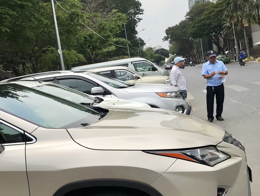 Car parking fee should be increased at suitable level: delegates ảnh 2