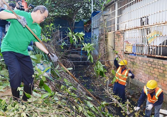 HCMC Party Chief Nguyen Thien Nhan attends in canal cleanup in Binh Thanh district (Photo: SGGP)