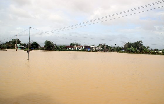 Heavy rain triggered flooding batters central region of Vietnam ảnh 6