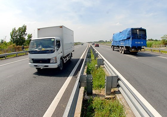 Five people arrested for tax evasion at HCMC-Trung Luong tollbooth ảnh 1