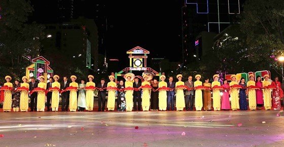 HCMC flower, book streets open ringing lunar New Year ảnh 1