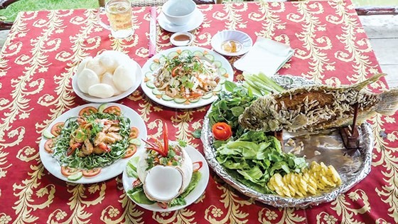 Phung Islet, tourist destination for holiday makers in Lunar New Year ảnh 1