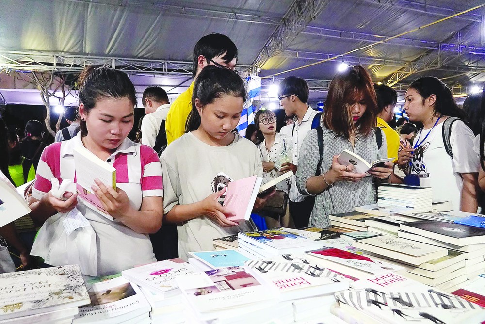 Young writers engage in writing journey ảnh 1