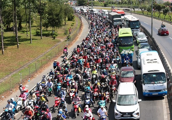 Severe traffic snarl occurs with streams of holidaymakers return to HCMC  ảnh 19