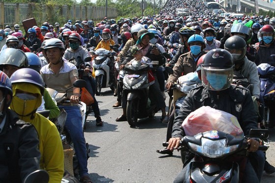 Severe traffic snarl occurs with streams of holidaymakers return to HCMC  ảnh 7