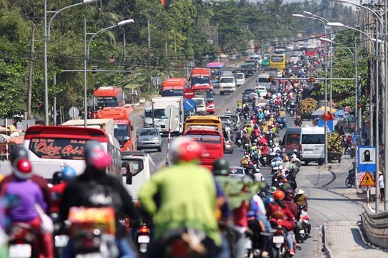 Severe traffic snarl occurs with streams of holidaymakers return to HCMC  ảnh 8
