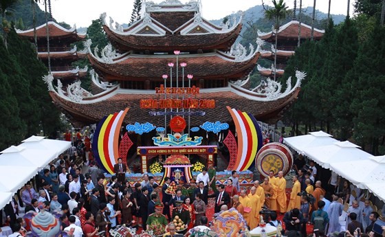 Visitors flock to Huong Pagoda Festival in Hanoi ảnh 1